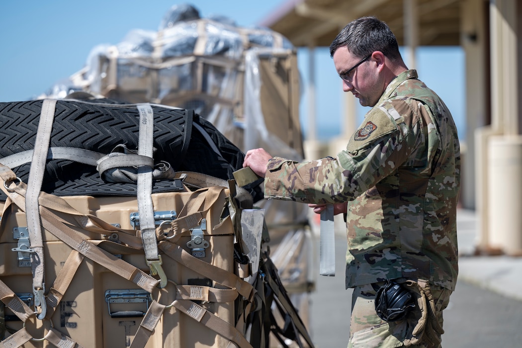 Airman tapes cargo