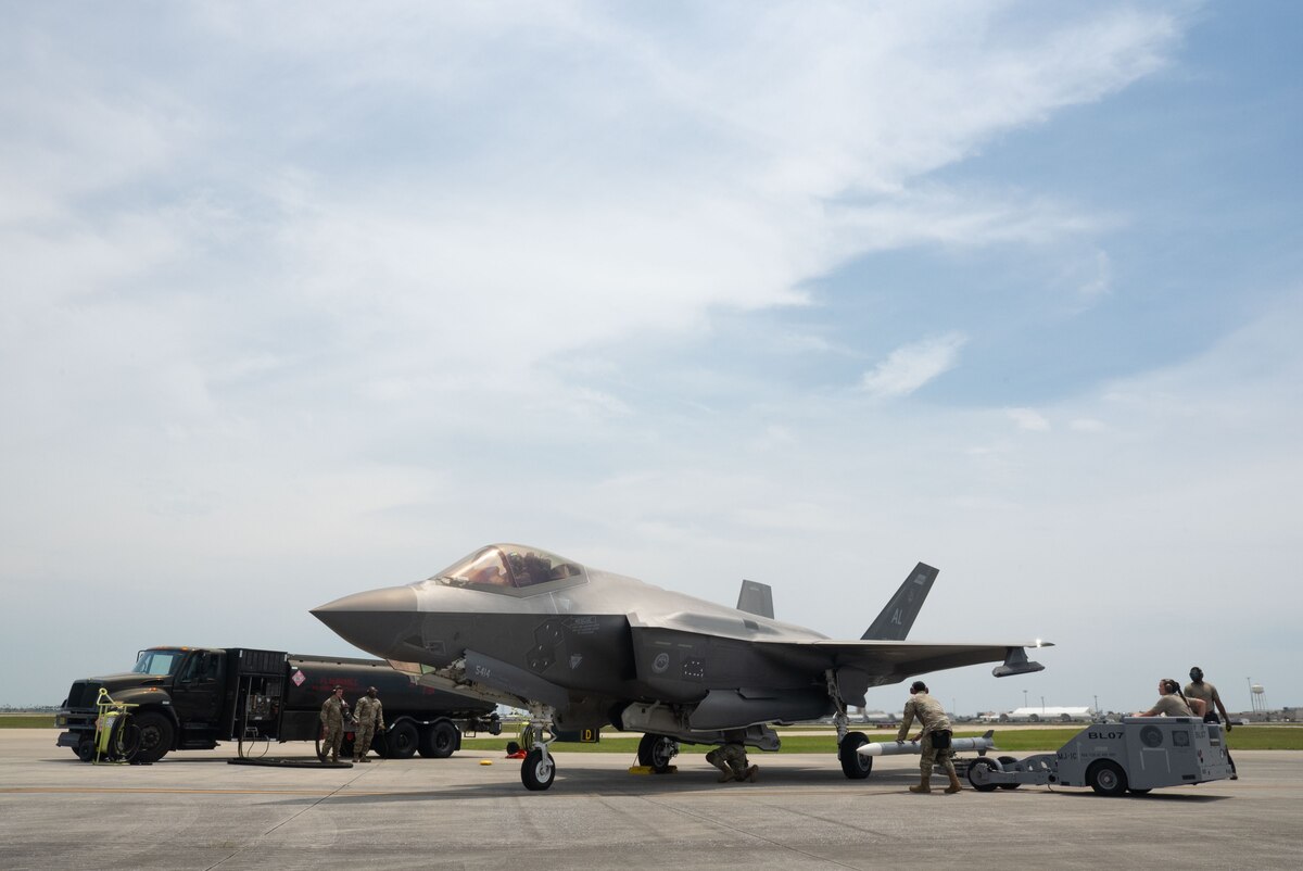 0*8様 fighter エアロシャーク　分割タイプ　希少 250507-Z-HU206-1082.JPG