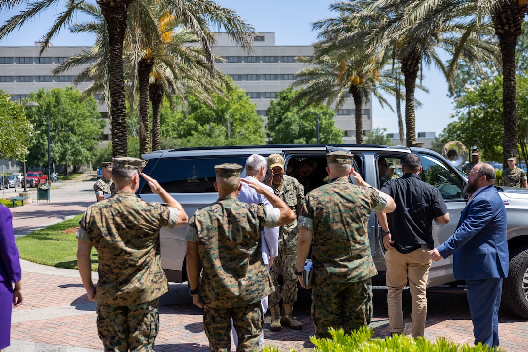 USSOUTHCOM Commander visits MARFORSOUTH