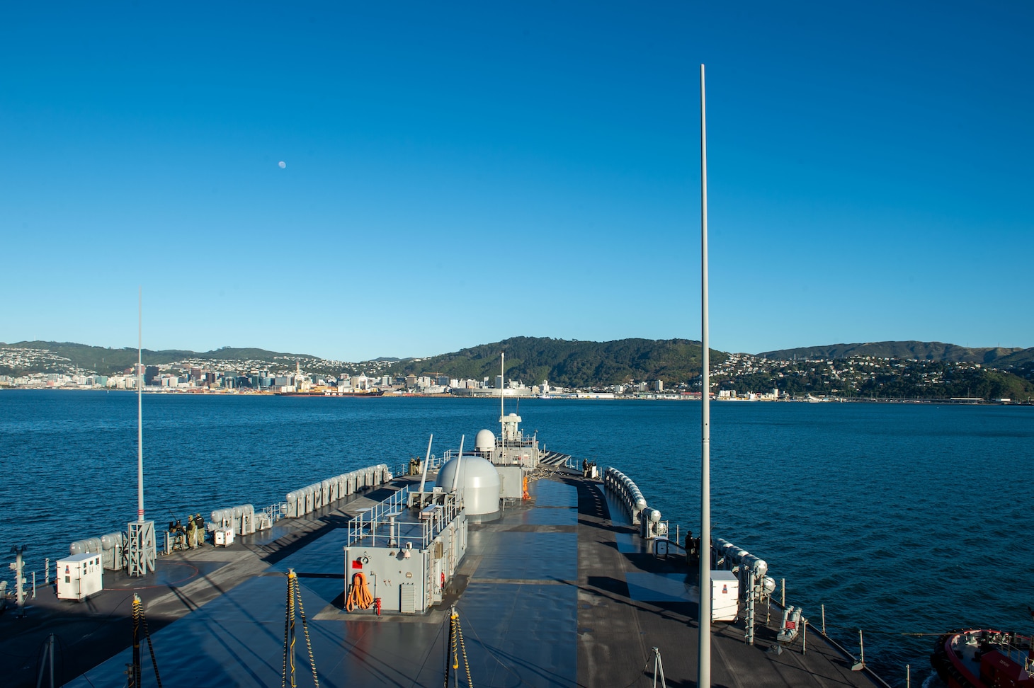 250516-N-TU814-1071 WELLINGTON, New Zealand (May 16, 2025) – The U.S. 7th Fleet flagship USS Blue Ridge (LCC 19) arrives in Wellington, New Zealand, for a scheduled port visit, May 16, 2025. The Blue Ridge and embarked U.S. 7th Fleet staff conduct regular Indo-Pacific patrols to deter aggression, strengthen alliances and partnerships, and advance future warfighting capabilities. (U.S. Navy photo by Mass Communication Specialist Seaman Damian Cook)