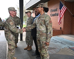 Maj Gen Kreuder shakes hands with Senior Master Sgt. Lucas.