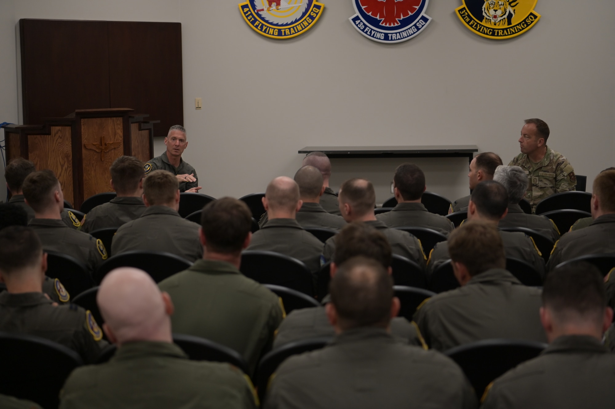 Maj Gen Kreuder and Chief Scott meet with students and instructor pilots.