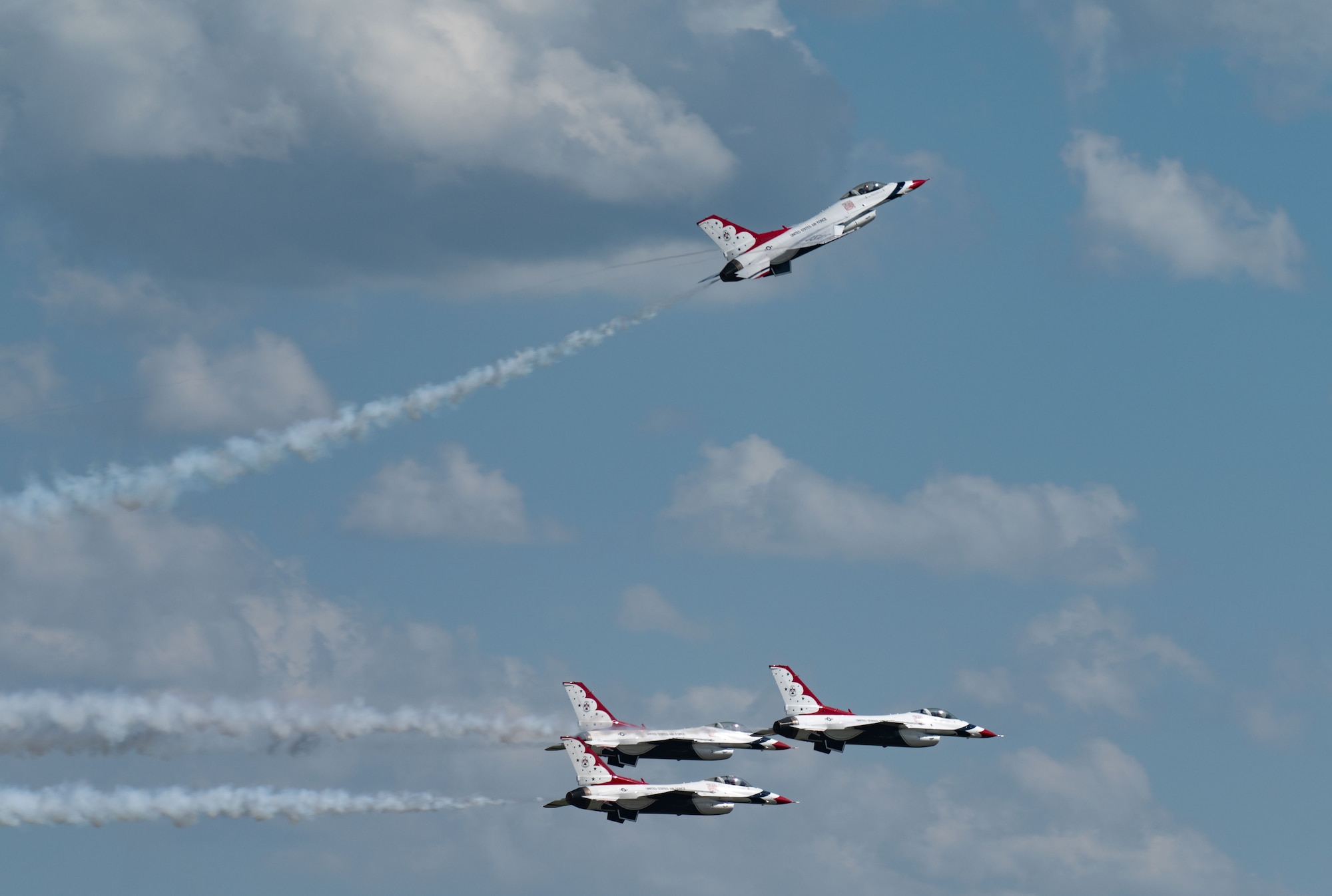 The U.S. Air Force Air Demonstration Squadron “Thunderbirds” perform one of many maneuvers throughout the 2025 Power in the Pines Open House and Airshow at Joint Base McGuire-Dix-Lakehurst, N.J.