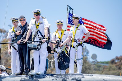 Cmdr. Christopher Rose, center, commanding officer of the Los Angeles-class fast-attack submarine USS Alexandria (SSN 757), observes mooring operations as the boat returns to Naval Base Point Loma following a 7-month deployment to the U.S. Indo-Pacific Command area of responsibility, May 15, 2025.