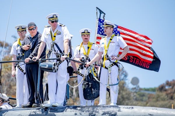Cmdr. Christopher Rose, center, commanding officer of the Los Angeles-class fast-attack submarine USS Alexandria (SSN 757), observes mooring operations as the boat returns to Naval Base Point Loma following a 7-month deployment to the U.S. Indo-Pacific Command area of responsibility, May 15, 2025.