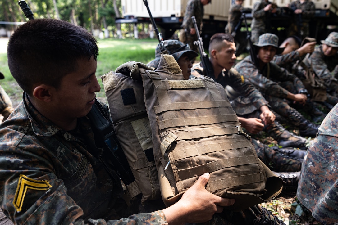 U.S. Marines from MARFORSOUTH train with Guatemalan Paracaidistas during CENTAM Guardian 25