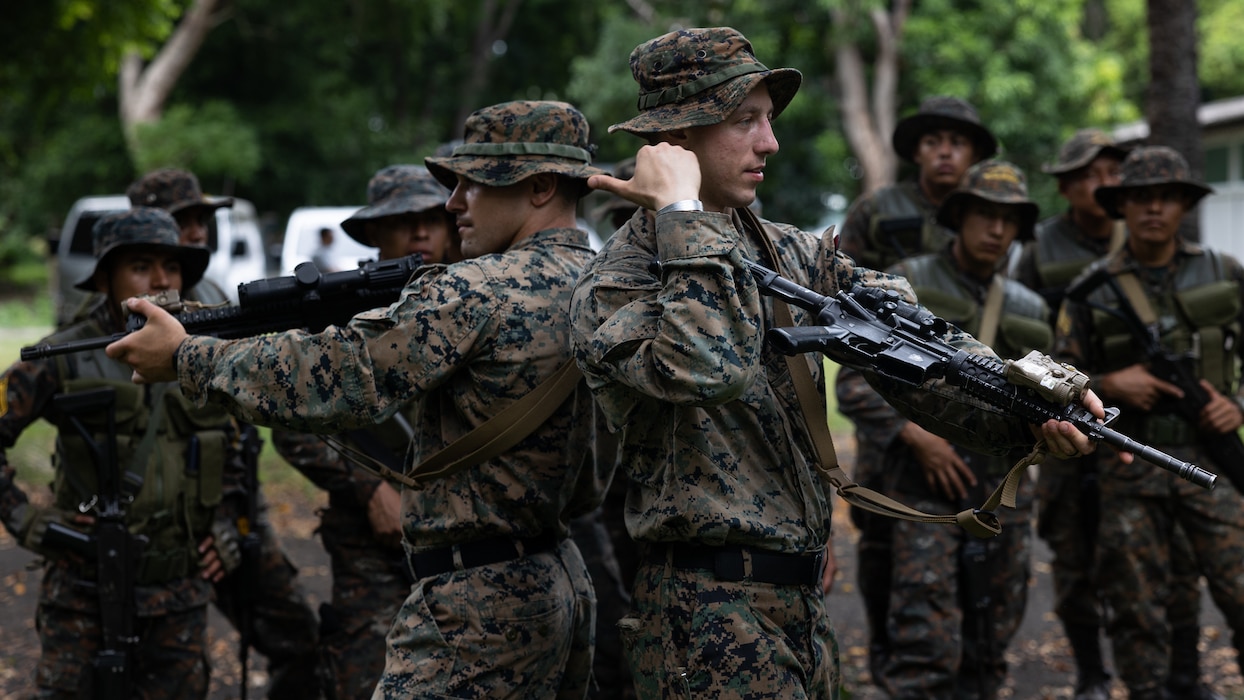 U.S. Marines from MARFORSOUTH train with Guatemalan Paracaidistas during CENTAM Guardian 25