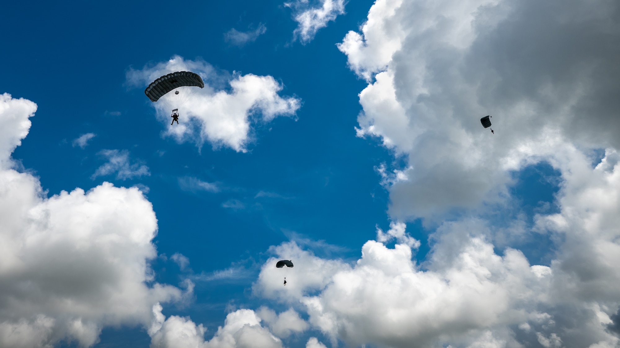 Five combat controllers from the Kentucky Air National Guard’s 123rd Special Tactics Squadron parachute into Barkley Regional Airport in Paducah, Ky., May 13, 2025, from a C-130J Super Hercules aircraft in support of Exercise Grindstone, a three-day earthquake-response scenario staged in the New Madrid Seismic Zone, the most active seismic area in the Eastern United States. The Airmen conducted an assessment of airfield operability and provided air traffic control for follow-on aircraft bringing troops, cargo and equipment needed to establish an aerial port for relief operations. (U.S. Air National Guard photo by Dale Greer)