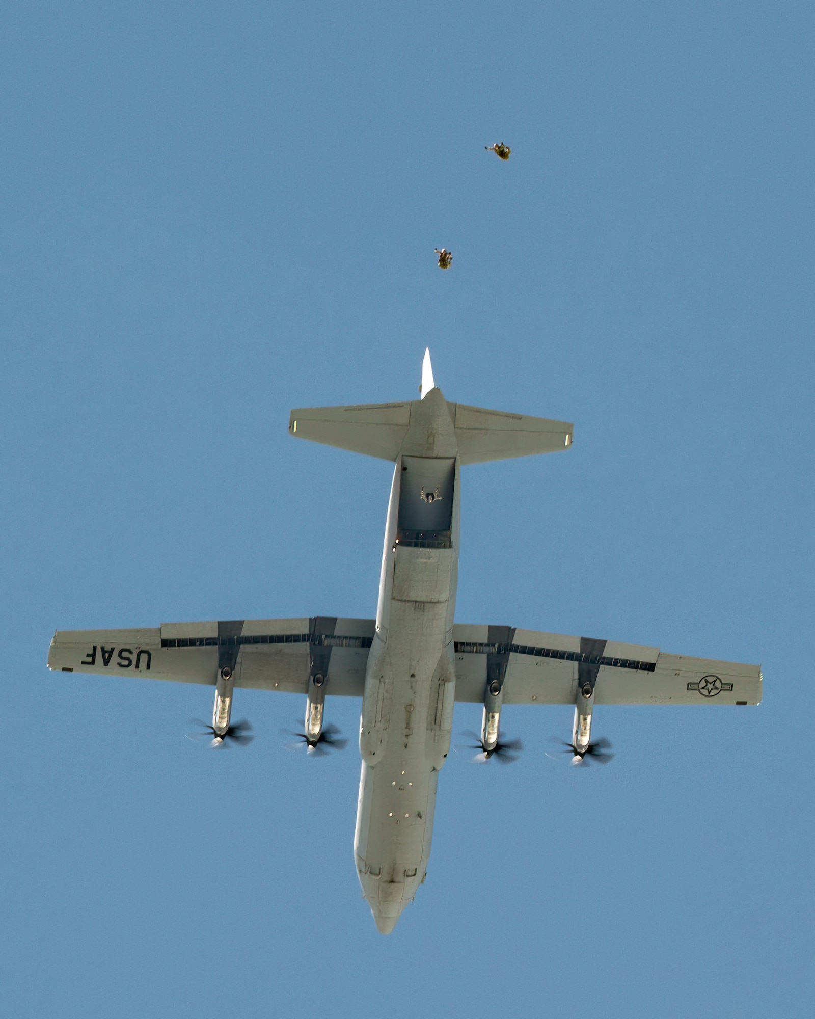 Combat controllers from the Kentucky Air National Guard’s 123rd Special Tactics Squadron parachute into Barkley Regional Airport in Paducah, Ky., May 13, 2025, from a C-130J Super Hercules aircraft flying at an altitude of 10,000 feet in support of Exercise Grindstone, a three-day earthquake-response scenario staged in the New Madrid Seismic Zone, the most active seismic area in the Eastern United States. The Airmen conducted an assessment of airfield operability and provided air traffic control for follow-on aircraft bringing troops, cargo and equipment needed to establish an aerial port for relief operations. (U.S. Air National Guard photo by Dale Greer)