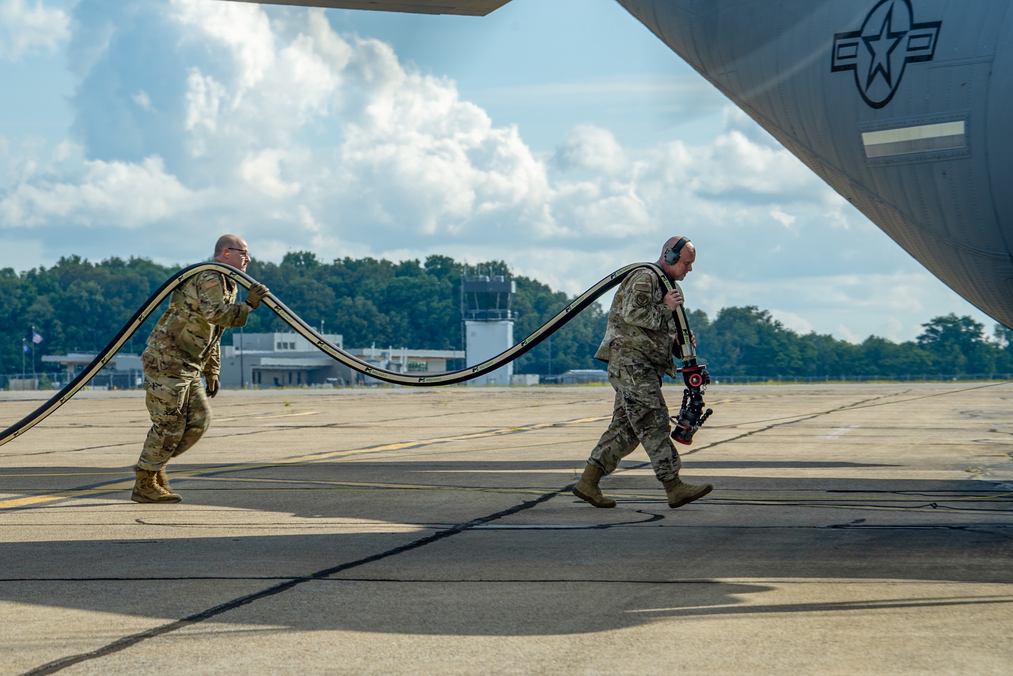 Fuels technicians from the Kentucky Air National Guard’s 123rd Airlift Wing prepare to offload aviation fuel from a C-130J Super Hercules at Barkley Regional Airport in Paducah, Ky., May 14, 2025, as part Exercise Grindstone, a major earthquake-response simulation. Paducah lies within the New Madrid Seismic Zone, the most active seismic area in the Eastern United States. (U.S. Air National Guard photo by Phil Speck)