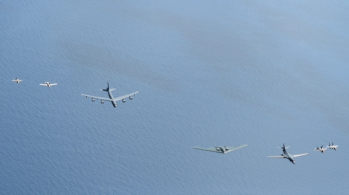 A U.S. Air Force B-2 Spirit aircraft leads a seven-ship formation during the Hyundai Air and Sea Show at Miami Beach, Florida, May 24, 2025. The seven-ship formation displayed the Air Force’s array of capabilities used in defending the United States to thousands in attendance on the beach. (U.S. Air Force photo by Staff Sgt. Bailee A. Darbasie)