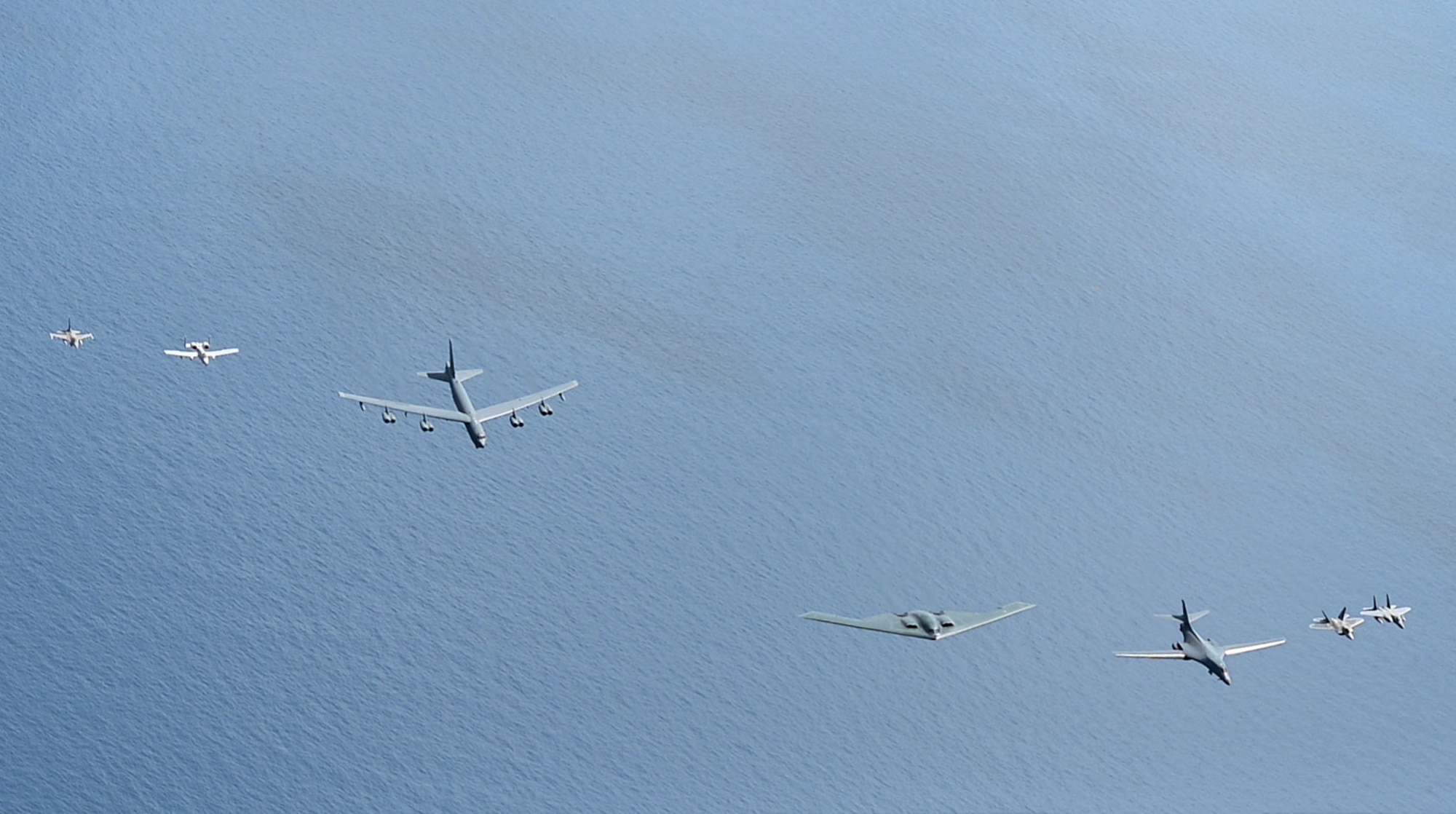 A U.S. Air Force B-2 Spirit aircraft leads a seven-ship formation during the Hyundai Air and Sea Show at Miami Beach, Florida, May 24, 2025. The seven-ship formation displayed the Air Force’s array of capabilities used in defending the United States to thousands in attendance on the beach. (U.S. Air Force photo by Staff Sgt. Bailee A. Darbasie)