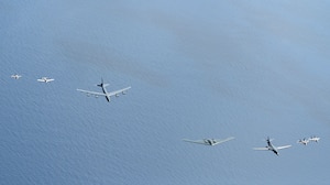 A U.S. Air Force B-2 Spirit aircraft leads a seven-ship formation during the Hyundai Air and Sea Show at Miami Beach, Florida, May 24, 2025. The seven-ship formation displayed the Air Force’s array of capabilities used in defending the United States to thousands in attendance on the beach. (U.S. Air Force photo by Staff Sgt. Bailee A. Darbasie)
