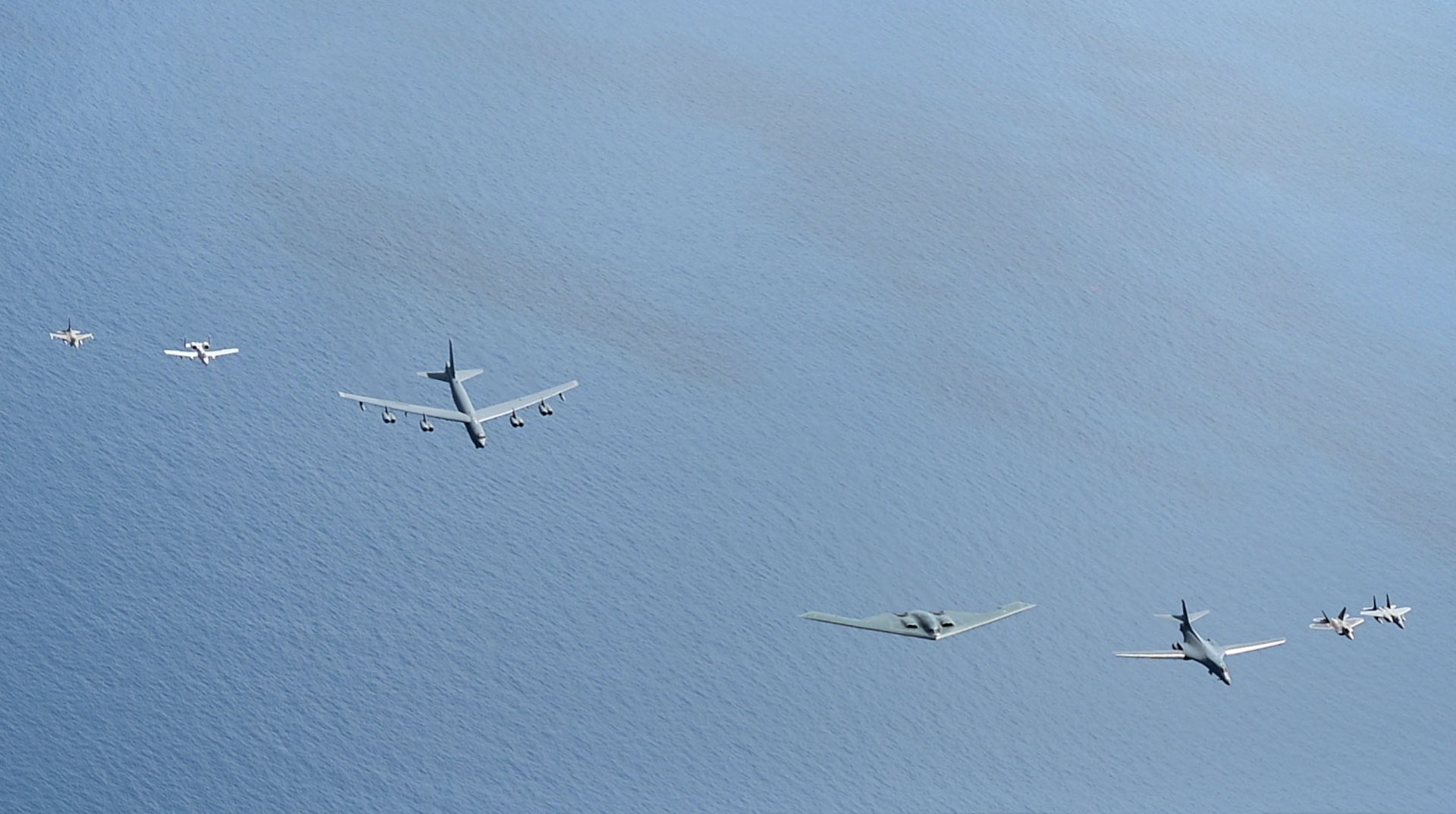 A U.S. Air Force B-2 Spirit aircraft leads a seven-ship formation during the Hyundai Air and Sea Show at Miami Beach, Florida, May 24, 2025. The seven-ship formation displayed the Air Force’s array of capabilities used in defending the United States to thousands in attendance on the beach. (U.S. Air Force photo by Staff Sgt. Bailee A. Darbasie)