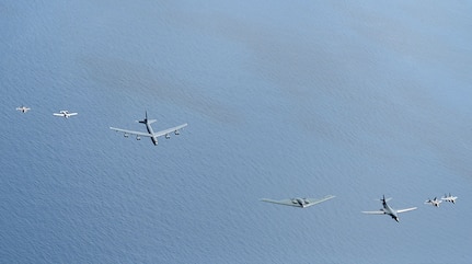 A U.S. Air Force B-2 Spirit aircraft leads a seven-ship formation during the Hyundai Air and Sea Show at Miami Beach, Florida, May 24, 2025. The seven-ship formation displayed the Air Force’s array of capabilities used in defending the United States to thousands in attendance on the beach. (U.S. Air Force photo by Staff Sgt. Bailee A. Darbasie)