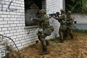 173rd Airborne Brigade and French soldiers conduct a Military Operation on Urban Terrain