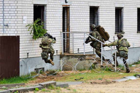 173rd Airborne Brigade and French soldiers conduct a Military Operation on Urban Terrain
