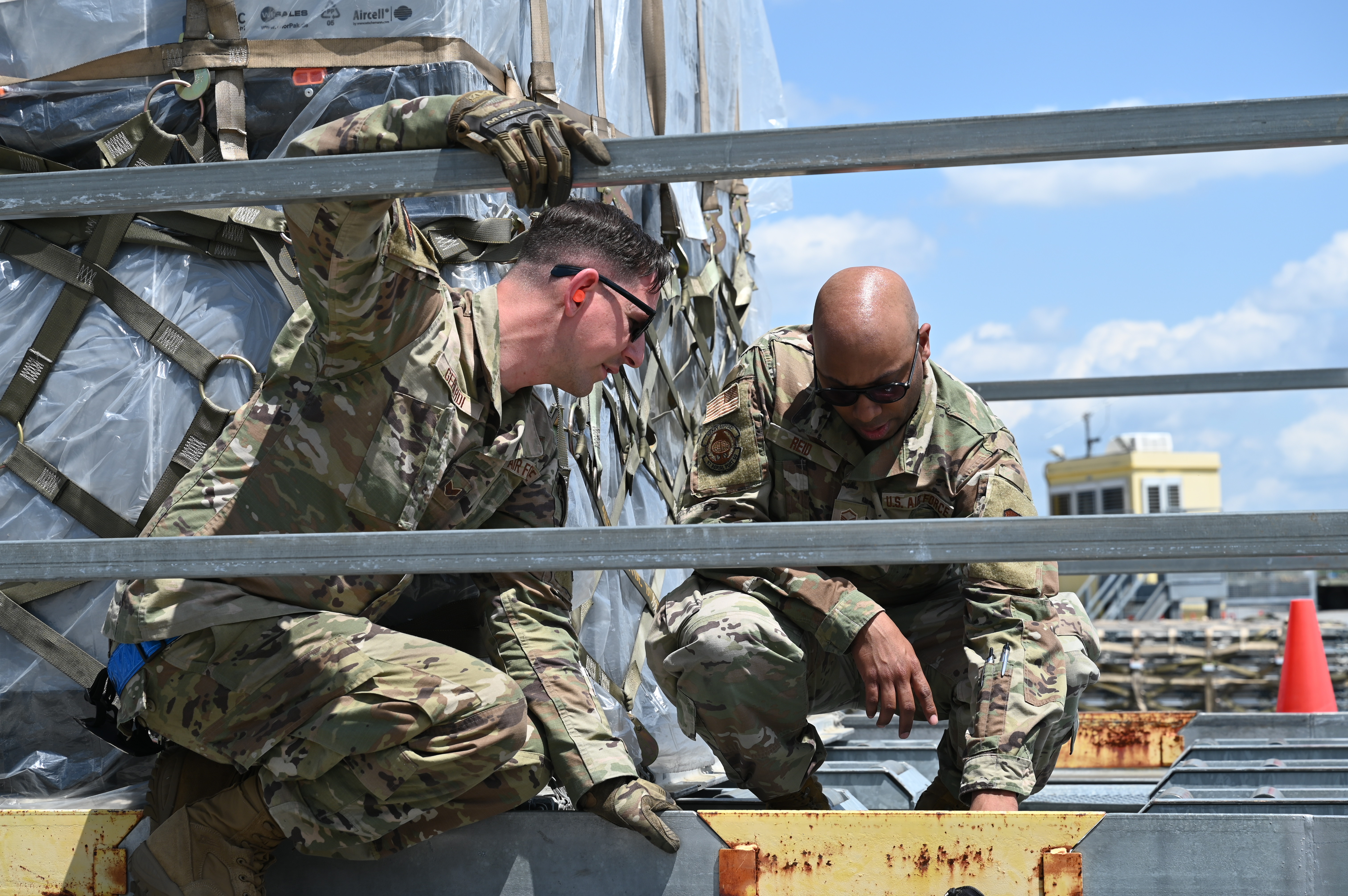 US AMRY AIR FORCE ミリタリー　フォト AFRC names 315 AW Citizen Airman as best for her video work