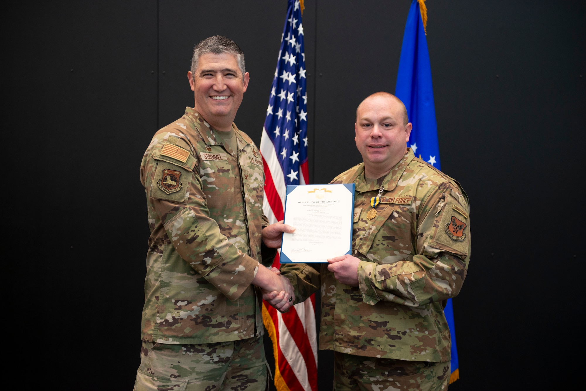 Col. Stremmel shaking hands with MSgt Skaggs.