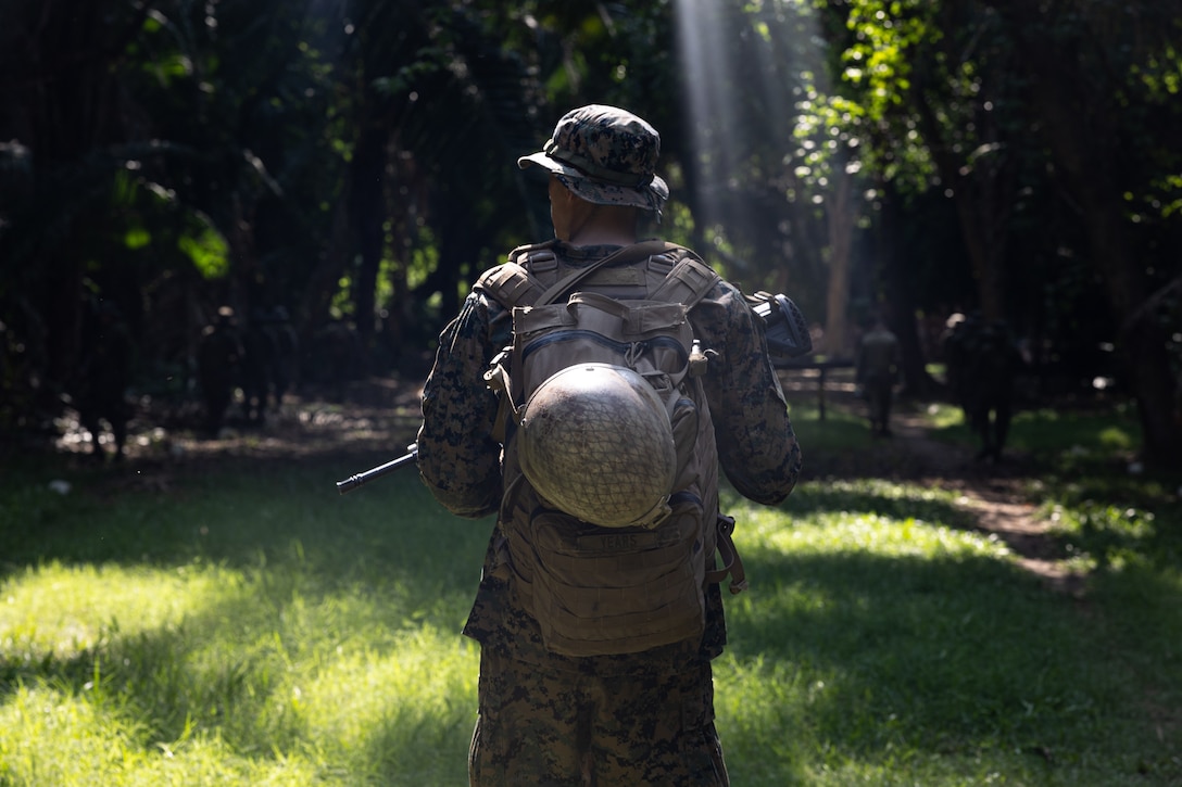 U.S. Marines from MARFORSOUTH train with Guatemalan Paracaidistas during CENTAM Guardian 25