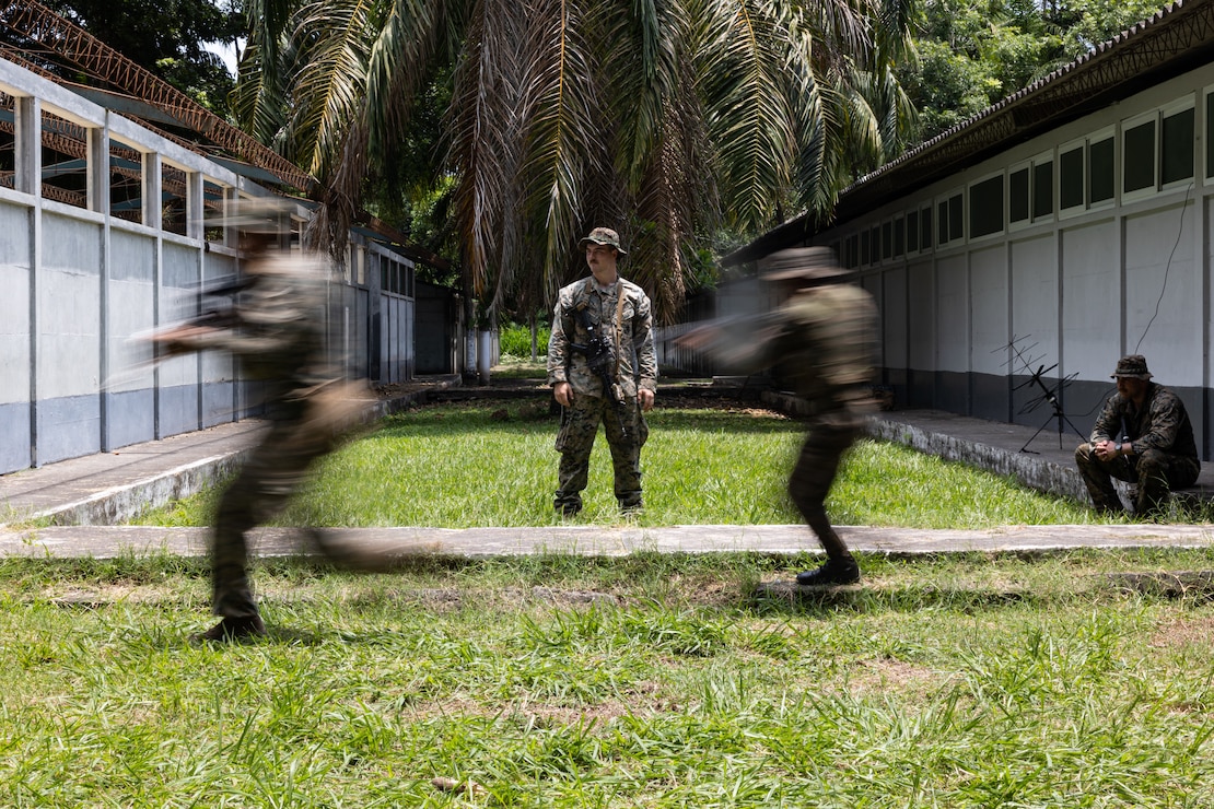 U.S. Marines from MARFORSOUTH train with Guatemalan Paracaidistas during CENTAM Guardian 25