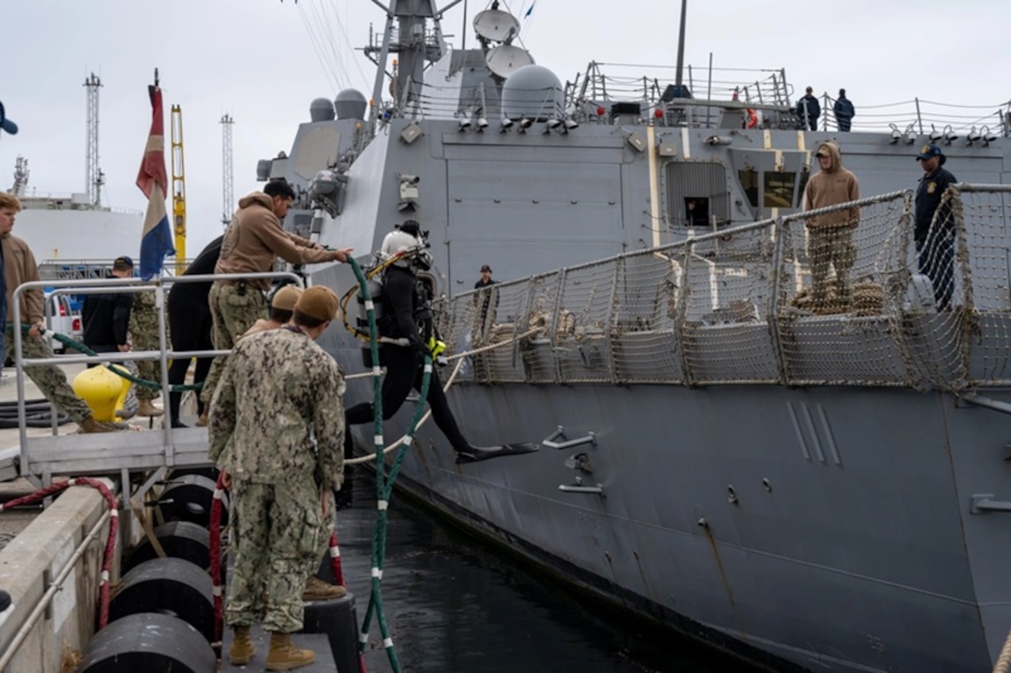 UCT-2 Conducts Underwater Inspection on USS Spruance