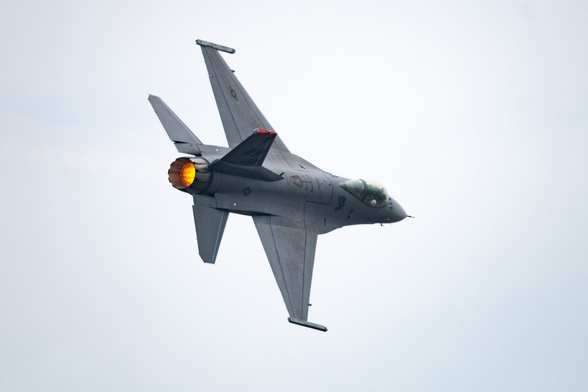 PACAF F-16 Demo Team conducts final flight after 30 years of
