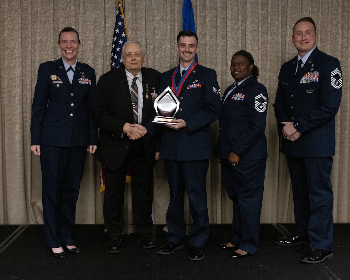 airman receives award