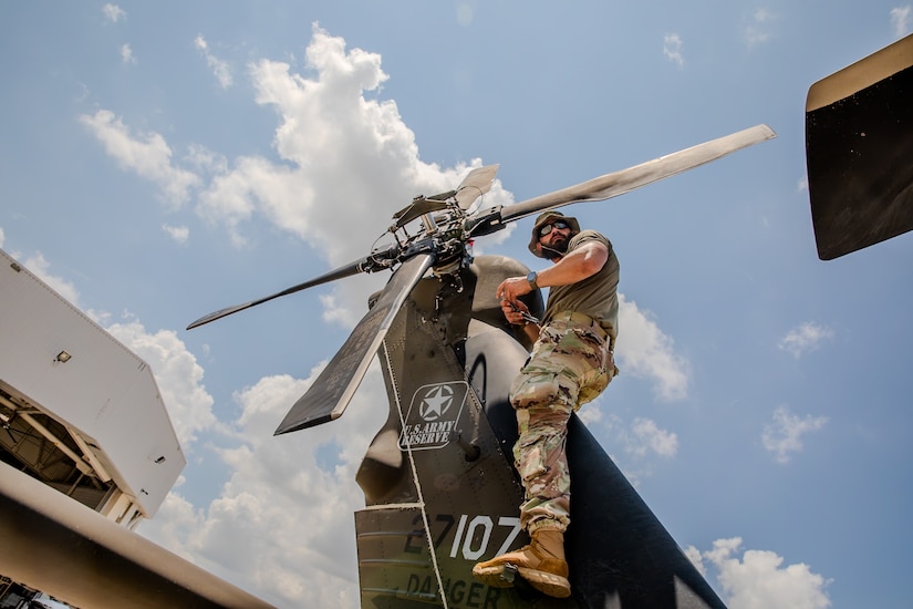 Flying Tigers over Miami Beach: Army Reserve’s daring display at Hyundai Air & Sea Show