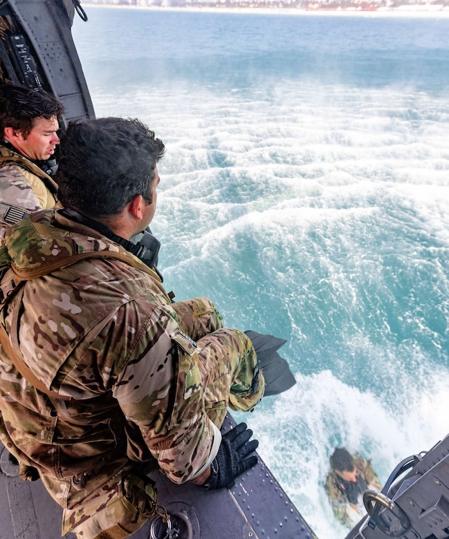 Flying Tigers over Miami Beach: Army Reserve’s daring display at Hyundai Air & Sea Show