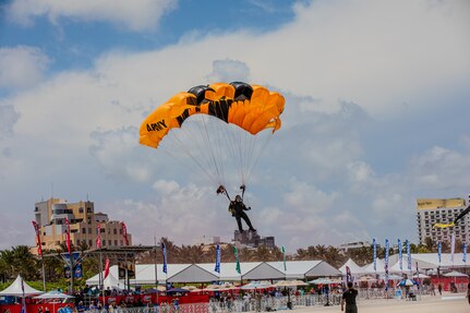 Flying Tigers over Miami Beach: Army Reserve’s daring display at Hyundai Air & Sea Show