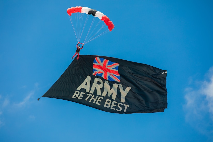 Flying Tigers over Miami Beach: Army Reserve’s daring display at Hyundai Air & Sea Show