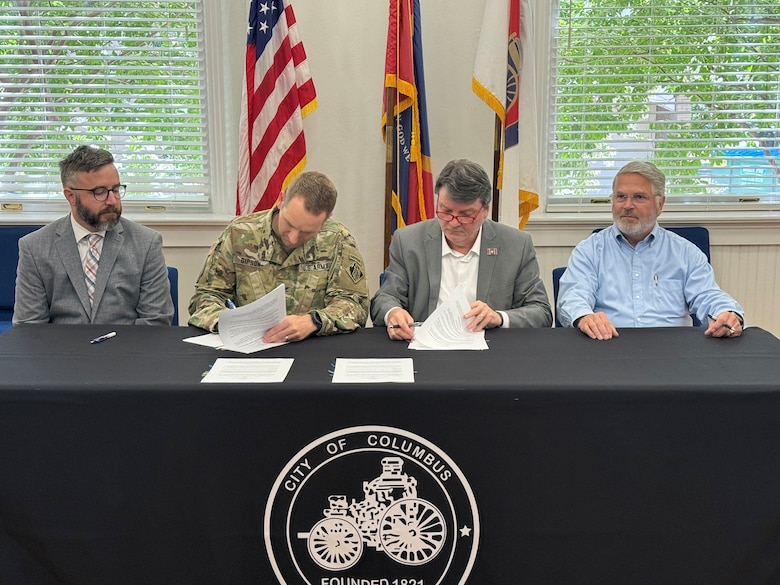 Columbus Mayor and Vicksburg District Commander signing PPA