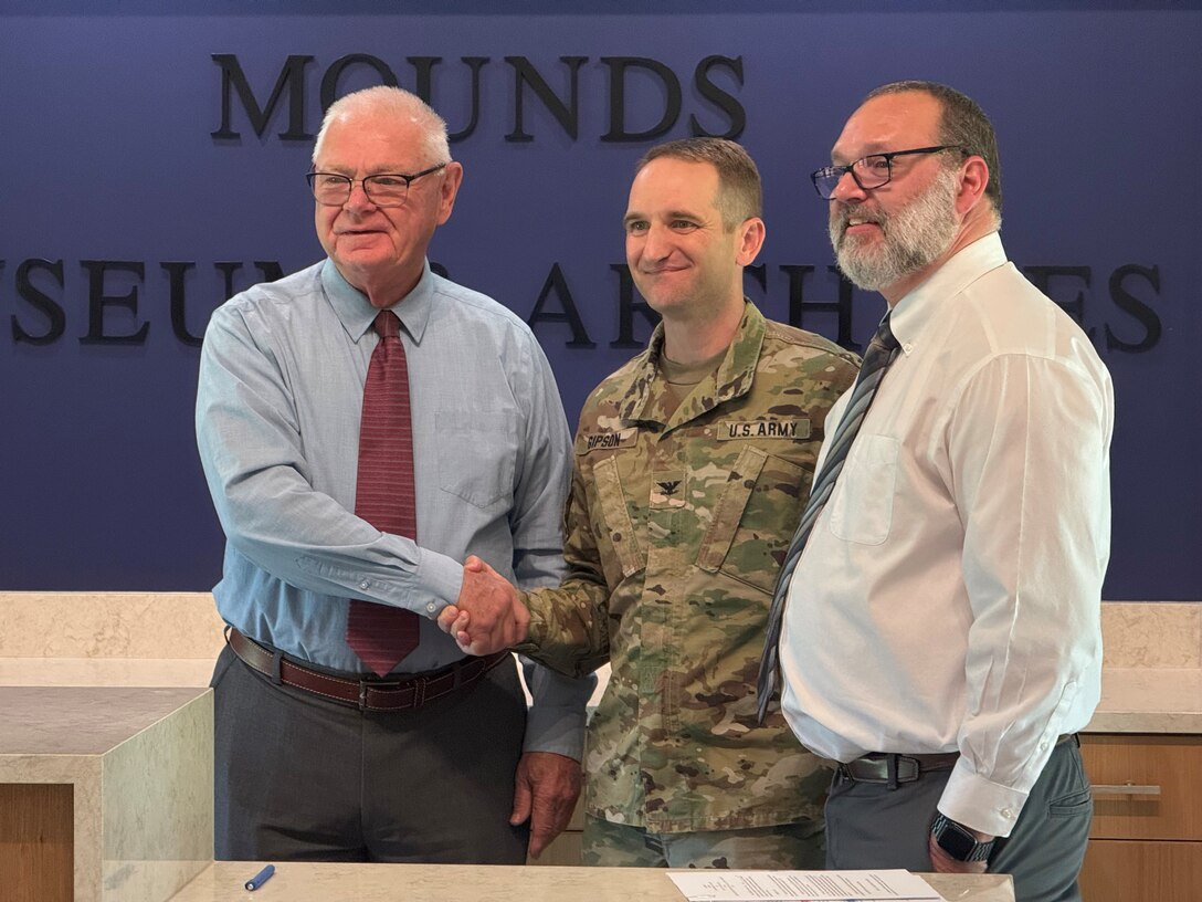 Batesville Mayor and Vicksburg District Commander shaking hands