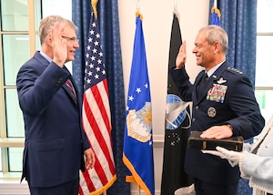 Secretary of the Air Force Troy Meink, left, swears in Gen. Ken Wilsbach as the new Chief of Staff of the Air Force at the Pentagon, Arlington, Virginia, Nov. 3, 2025. Wilsbach became the 24th CSAF. (U.S. Air Force photo by Staff Sgt. Stuart Bright)