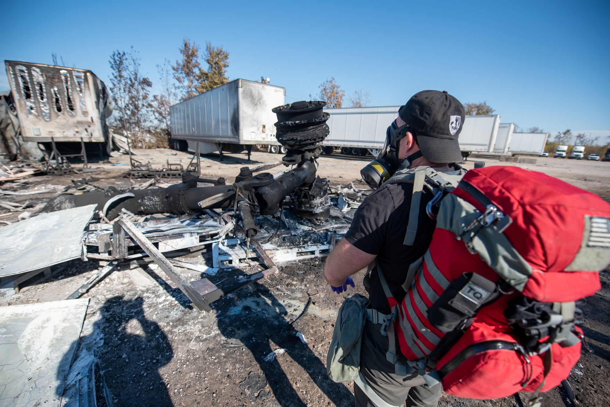 Members of the Kentucky National Guard’s 41st Civil Support Team survey the site of a fatal civilian airplane crash in Louisville, Ky., Nov. 5, 2025. The team is testing air quality to evaluate the presence of toxic chemicals. (U.S. Air National Guard photo by Phil Speck)