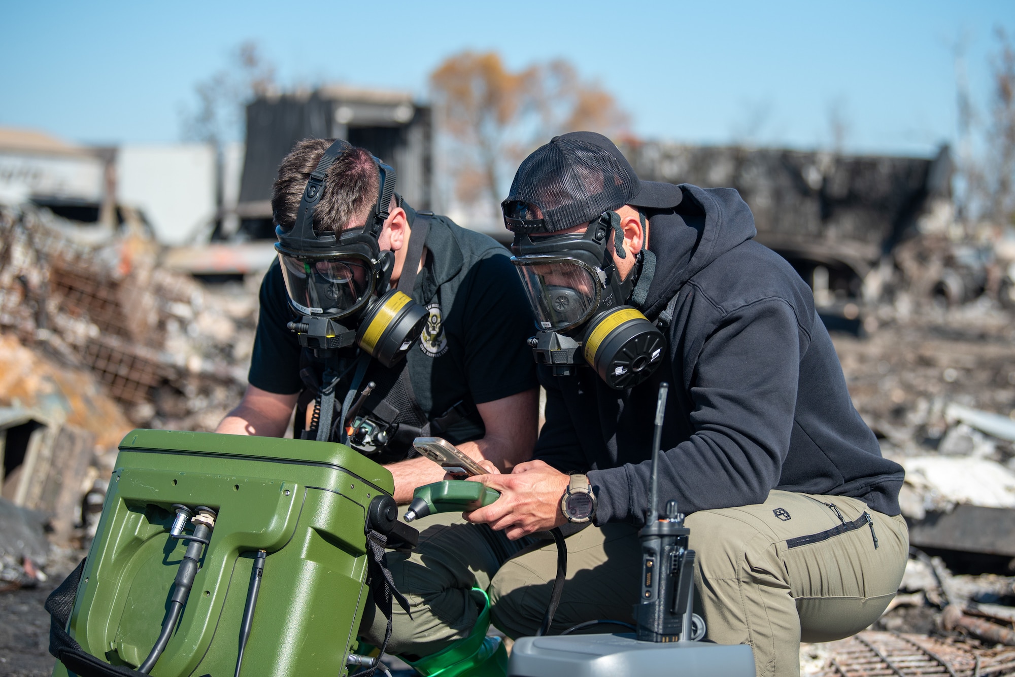 Members of the Kentucky National Guard’s 41st Civil Support Team use a portable gas chromatograph mass spectrometer in Louisville, Ky., Nov. 5, 2025, to test for airborne toxic chemicals at the site of a fatal civilian airplane crash. A United Parcel Service MD-11 cargo plane impacted several buildings and a petroleum recycling facility just south of Louisville Muhammad Ali International Airport Nov. 4, igniting a fire that burned for hours. (U.S. Air National Guard photo by Phil Speck)