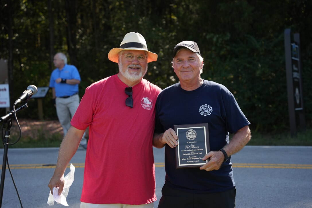 Granville, Tenn.. (Sept. 27, 2025) — John Deane (left), owner of Wildwood Resort & Marina, stands next to volunteer Ted Tillman, who received a plaque for his efforts in bringing the initiative together during the ribbon-cutting ceremony at Periwinkle Trail at Cordell Hull Lake following a National Public Lands Day community volunteer partnership with the U.S. Army Corps of Engineers.