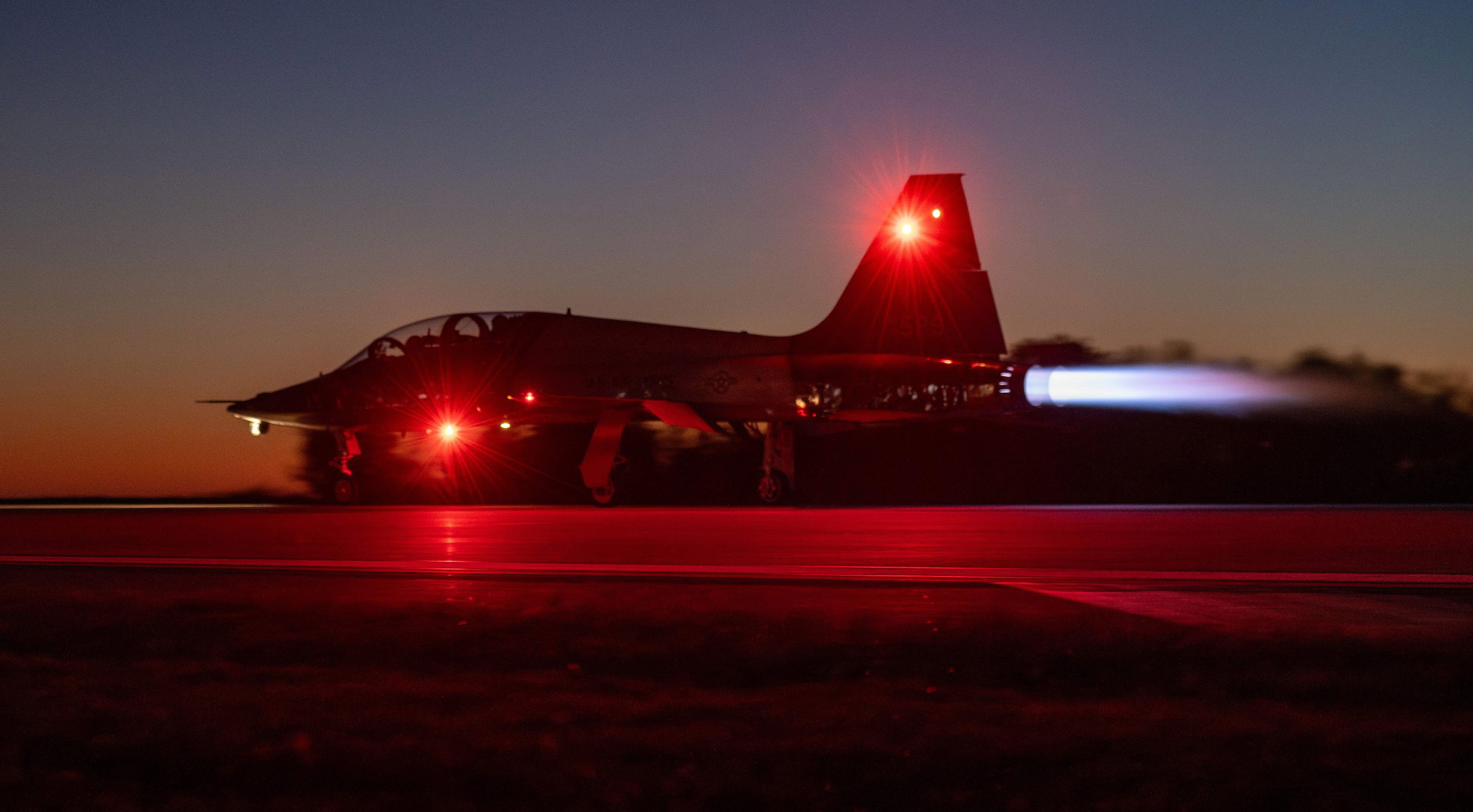 Pilot training continues after sunset > Vance Air Force Base