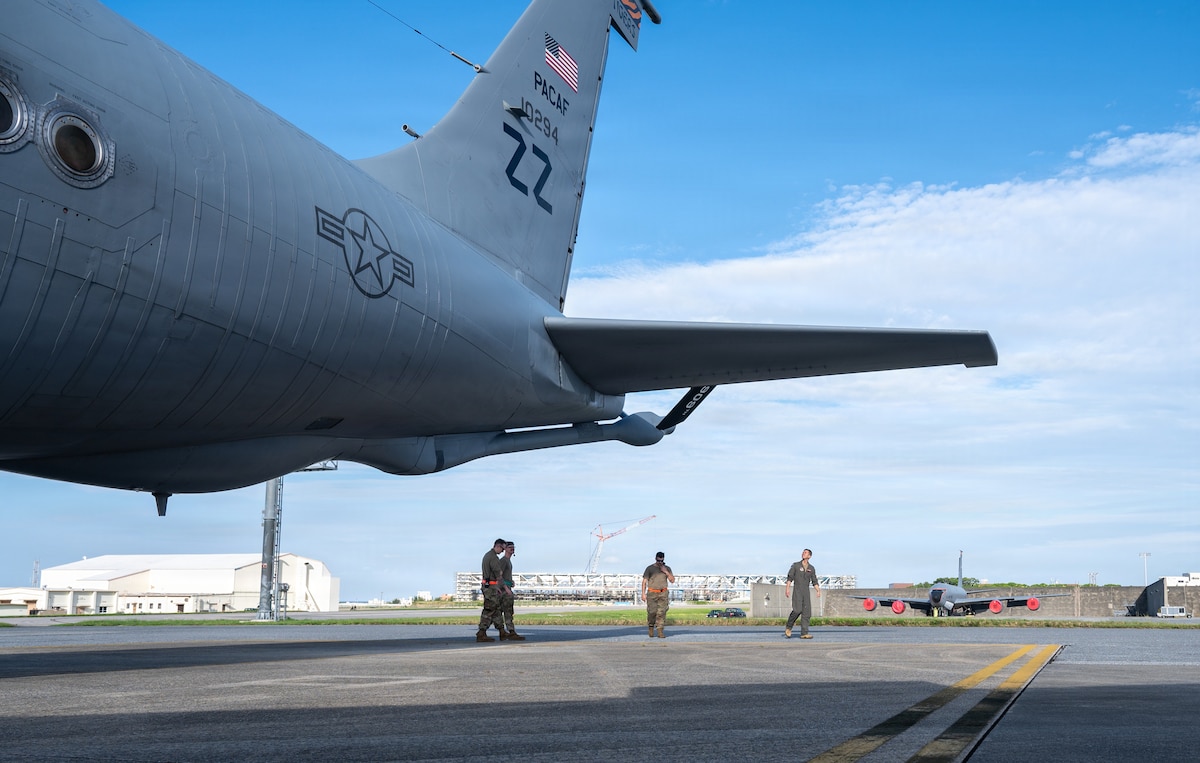 バズリクソンズ　アビエーション AVIATION エアフォース BH 26-1: 909th ARS refuels with precision > Kadena Air Base