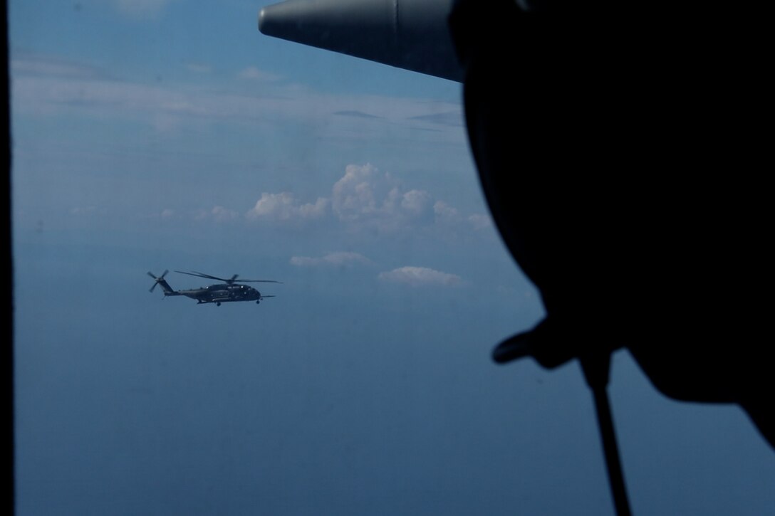 A U.S. Marine Corps CH-53E Super Stallion assigned to Marine Medium Tiltrotor Squadron (VMM) 265 (Rein), 31st Marine Expeditionary Unit, prepares to conduct mid-air refueling during flight operations in the Philippine Sea, Sep. 26, 2025. The Marines conducted flight operations demonstrating multi-domain transport capabilities to support combined-joint all domain operations. The 31st MEU, the Marine Corps’ only continuously forward deployed MEU, provides a flexible and lethal force, ready to perform a wide range of military operations as the premiere crisis response force in the Indo-Pacific region. (U.S. Marine Corps photo by Lance Cpl. Gerardo Mendez)
