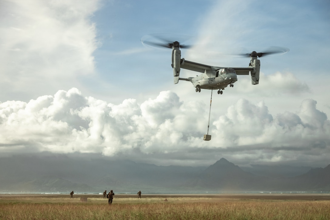 U.S. Marines with 3rd Littoral Logistics Battalion and 3rd Littoral Combat Team, 3rd Marine Littoral Regiment, 3rd Marine Division, conduct a helicopter support team training at Marine Corps Base Hawaii, Nov. 4, 2025. 3rd LLB, 3rd LCT, and Marine Medium Tiltrotor Squadron 268 conduct HST training to increase proficiency in logistics tasks and enhance the ability to execute potential contingency missions carried out by 3rd MLR. (U.S. Marine Corps photo by Sgt. Grace Barneveld)