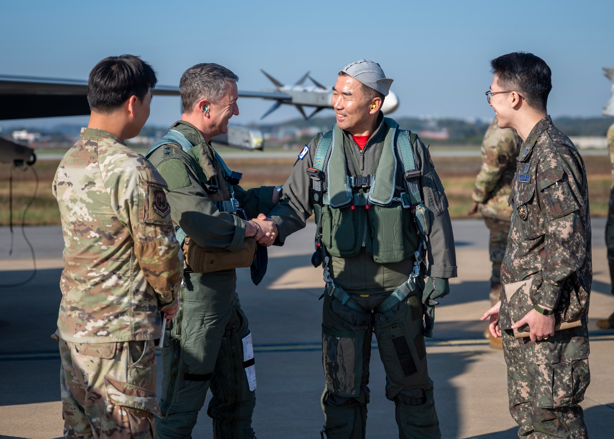 Chairman of the Joint Chiefs of Staff Gen. Dan Caine and the Republic of Korea Chairman of the Joint Chiefs of Staff Gen. Jin Yong Sung talk before the U.S.-ROK Combined Command Flight at Osan Air Base, ROK, Nov. 3, 2025. The CJCS and other senior leaders arrived to participate in the Security Consultative Meeting and the Military Cooperation Meeting, highlighting the enduring strength of the U.S.-ROK Alliance. (U.S. Air Force photo by Staff Sgt. Sarah Williams)