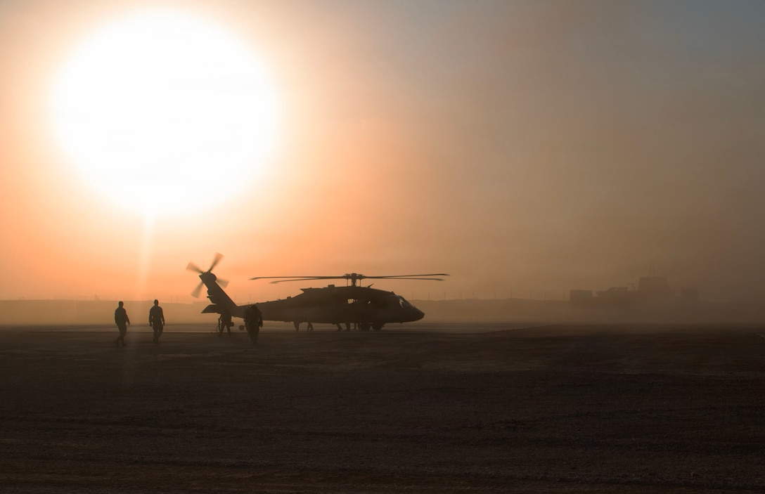 A U.S. Army UH-60 Blackhawk from Task Force Pegasus, Combined Joint Task Force - Operation Inherent Resolve (CJTF-OIR), lands to pick up U.S. Navy Fleet Master Chief Lateef Compton, senior enlisted leader of U.S. Central Command, in Southeastern Syria, Nov. 8, 2025. Compton was conducting a battlefield circulation to visit coalition service members at all CJTF-OIR bases across the area of operations. (British Army photo by Maj. Miles Cuff)