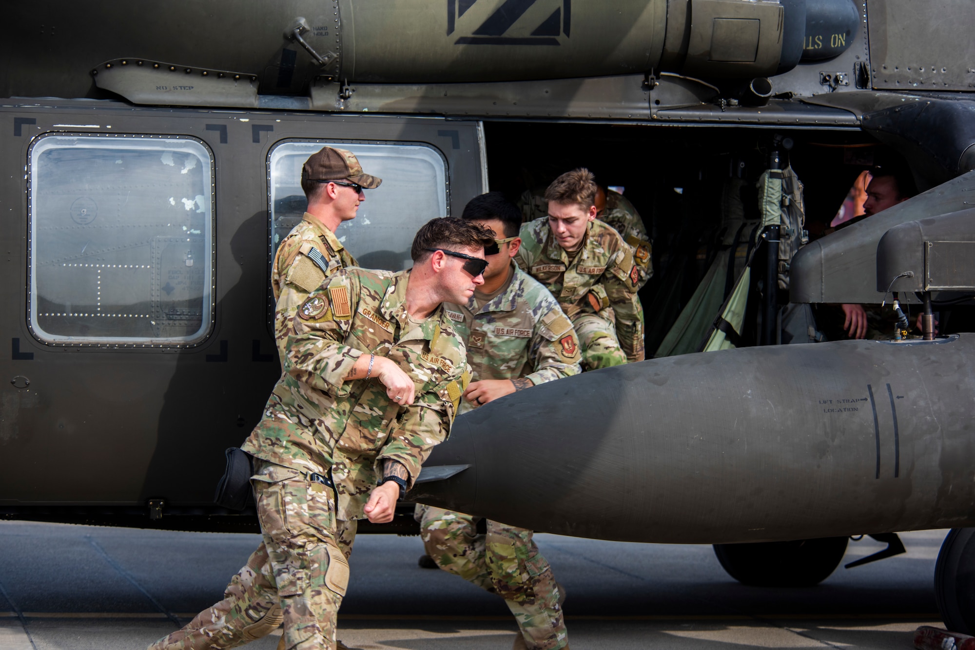 U.S. service members conduct rotary-wing familiarization training