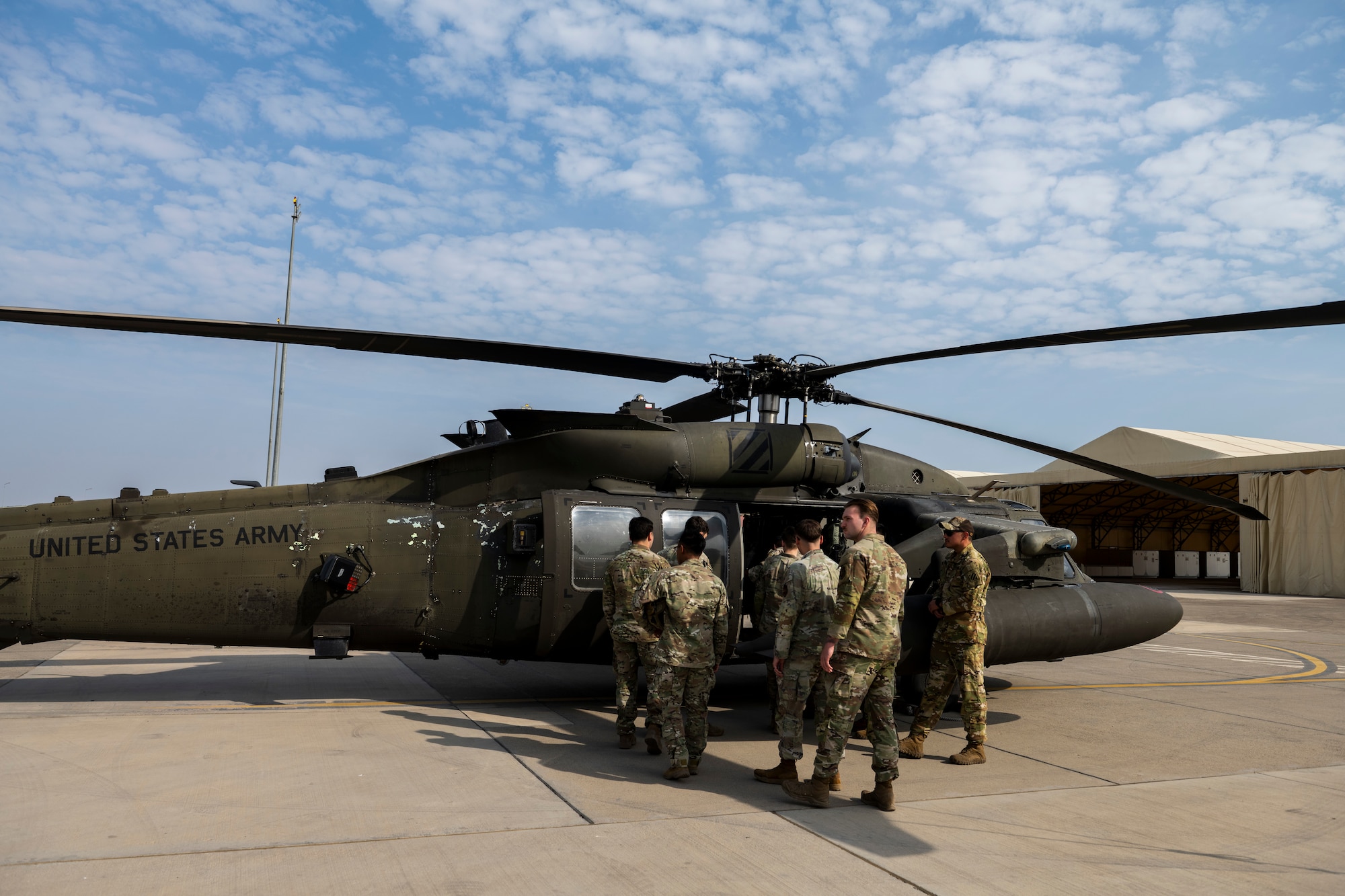U.S. service members conduct rotary-wing familiarization training
