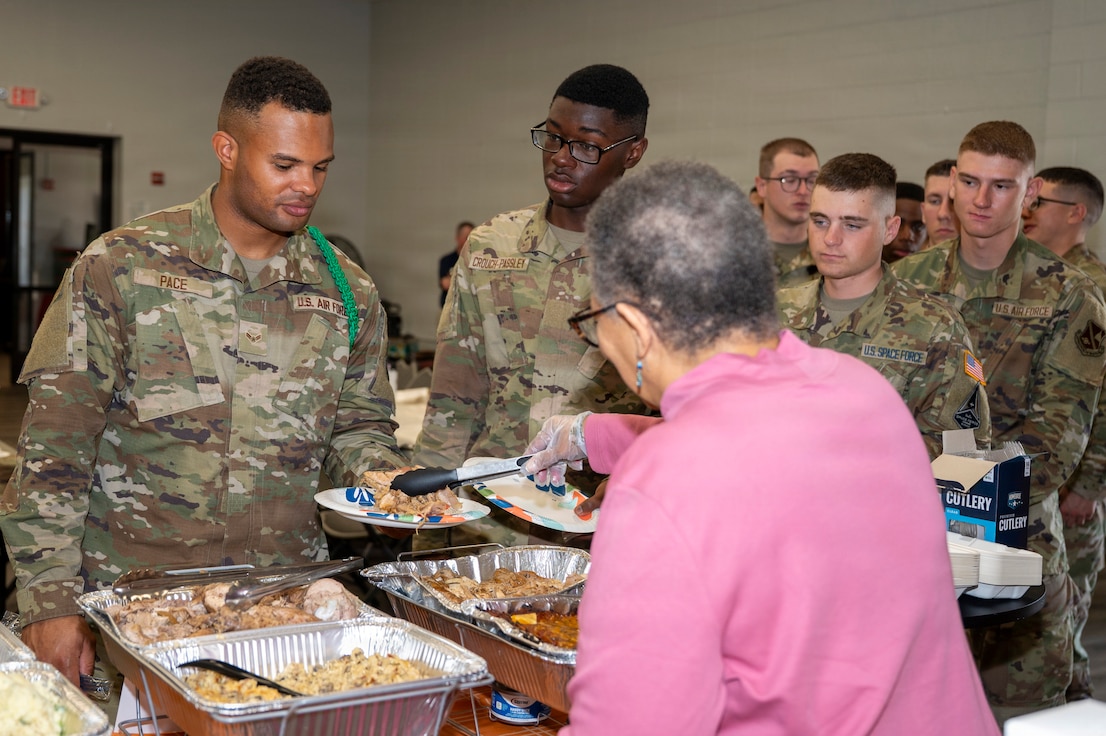Commanders, first sergeants and other senior leaders serve a Thanksgiving lunch at Joint Base Anacostia-Bolling, Washington, D.C., Nov. 26, 2025. 11th Wing leadership served a Thanksgiving meal to single JBAB service members as an appreciation to defending our country’s security throughout the year. (U.S. Air Force photo by Hayden Hallman)