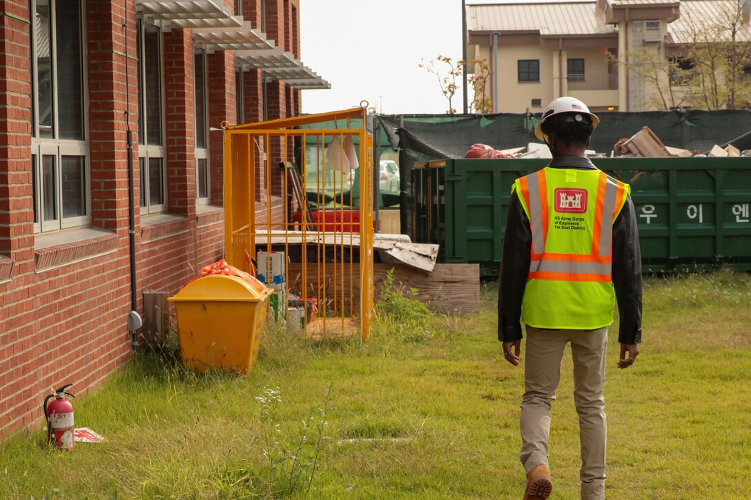 Photo of USACE FED employee/SkillBridge intern at construction site.