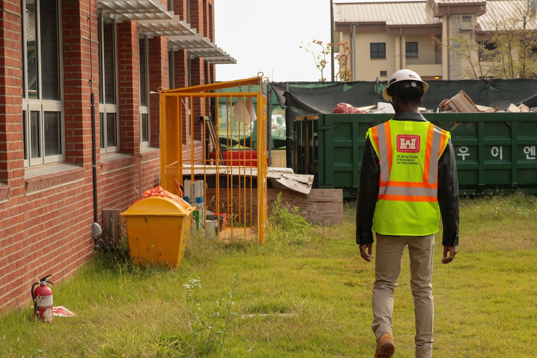 Photo of USACE FED employee/SkillBridge intern at construction site.