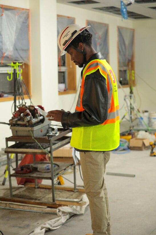 Photo of USACE FED employee/SkillBridge intern at construction site.